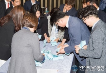 더민주 원내대표 선거, 개표하는 선거 관리 위원들