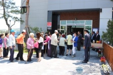 세종시 연기면 감나무집, 어버이달 경로잔치