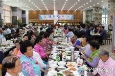 세종시 연기면 감나무집, 어버이달 경로잔치