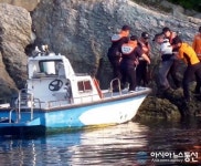 창원해경, 해안 절벽서 추락한 60대 구조