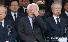 김영삼 전 대통령 묘비 제막식, 눈물 흘리는 최형우 전 의원