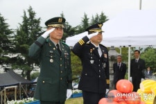 김환권 상주경찰서장-박기순 대대장 충혼탑서 참배