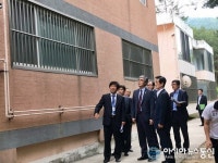 봉화 석포初 사택 현지확인하는 이영 교육부 차관