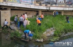 (포토) 충주천변 쓰레기 수거하는 충주 지현동 바살위 회원들