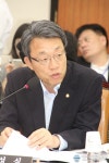 기획재정위 전체회의에서 질의하는 김성식 의원