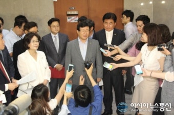 취재진에게 백브리핑하는 민주평화국민연대
