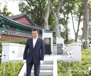 성장현 구청장, 추모비 찾아