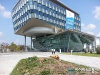 한국건축문화대상 받은 세종시청 건물과 장송 ‘밑동’