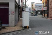 세종시 조치원 먹자골목 인도 점령한 인형뽑기 기계
