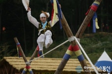 안성쌀어름상회 | (안성바우덕이축제) 줄타기 공연 펼치는 어름산이