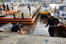 김영모 창원해경서장 직원들과 진해 안골해안 정화활동 ‘구슬땀’