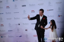 [부산국제영화제 레드카펫] ‘로큰롤 할배’ 윤수일, 오늘은 영화배우~