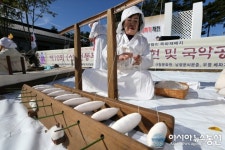 산청군, ‘제10회 목화축제’실꾸리 만들고 있는 한 아낙