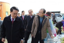 [포토]김재수 농림축산식품부 장관 청남면 중산리 방문
