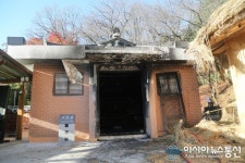 구미시, 박정희 전 대통령 생가 추모관 내부 불타