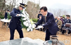 경찰전공비 중수 제막식서 헌화하는 고윤환 문경시장