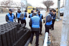 중부해경본부, 인천 연수구 저소득층에 연탄 배달 봉사활동