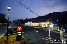맥도날드, 기와집 이색 매장 '경주 용강DT점' 오픈