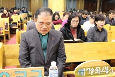 기도하는 최승균 신천감리교회 담임목사