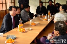 (포토)애로사항 청취하는 이근규 제천시장