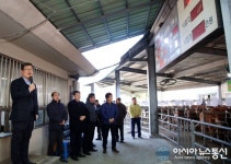 한우농가 위로하는 박일호 밀양시장