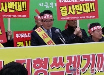 (포토)“이런 기자회견을 해야 합니까?”