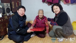 장수노인 선물 전달하는 최정섭 상주 화북면장