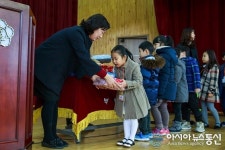 영동군내 초·중학교, 마음의 선물 전하는 흐뭇한 입학식 이어져