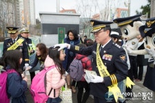 어린이 등하교 교통안전 캠페인 펼치는 허영범 부산경찰청장