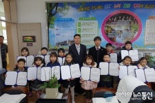 ‘장학금이 우수수…’ 음성 초등학교 특별한 입학식