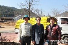 영동 고구름농장 손석주 대표, 노근리평화공원에 퇴비 기증