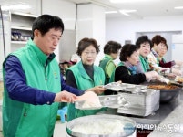 정찬민 용인시장, 무료급식소서 배식봉사