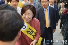 [포토] 대전 궁동 로데오거리 찾은 심상정 반갑습니다