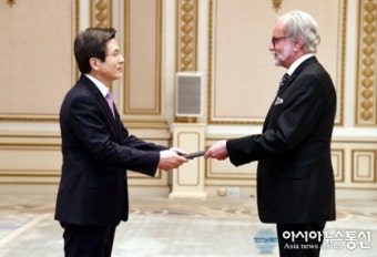 [포토]황교안 권한대행, 주한대사 신임장 제정식