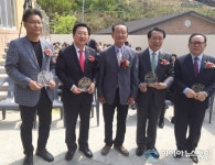 [포토]윤기식 대전시의원, 한밭경로당 신축 유공 감사패