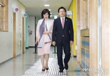 [포토]세종시 연세초에 들어서는 황교안 권한대행 내외