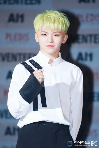 세븐틴 우지, 돋보이는 초록빛 헤어