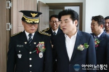 [평택경찰 서탄파출소 준공식]  내부 둘러보는 최규호 서장과 원유철 의원