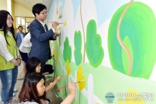 칠보청소년문화의집개관식에서 그림을 그리는 염태영시장