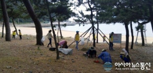[포토]여수시 돌산읍, 피서객 맞이 방죽포 청결활동