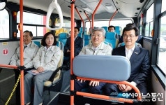 이시종 충북지사, 국내 최초 경량전철 및 전기버스 시승