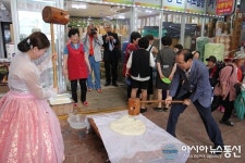 (포토)보은종합시장서 떡메치기 하는 정상혁 보은군수