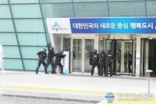 [포토]세종시 충무훈련..경찰특공대 시청사 진입 시도