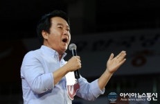 이성헌, 노래 한곡조 부르는 듯한 포즈