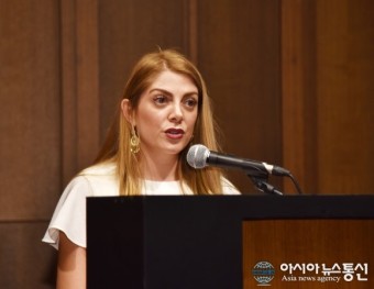 축사하는 카를라 산체스 아르마 가르시아 멕시코 대통령실 전문관
