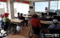 전동휠체어 도로로 통행하면 안돼요!..경산署, 한국교통장애인협회 회원 대상 교통안전교육