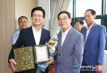 어르신들로부터 감사패 받은 허태정 대전 유성구청장