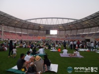 진주종합경기장 돗자리 영화제 개최