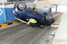 [포토]세종시 어진동 쇼핑몰 주차장에서 전복된 차량