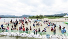 울진 염전해변에 무슨 일이....은어잡고 뗏마ㆍ카누타고 모래밭 댄스파티